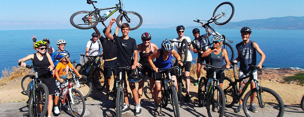 Teenies mit MTBs posen fürs Foto