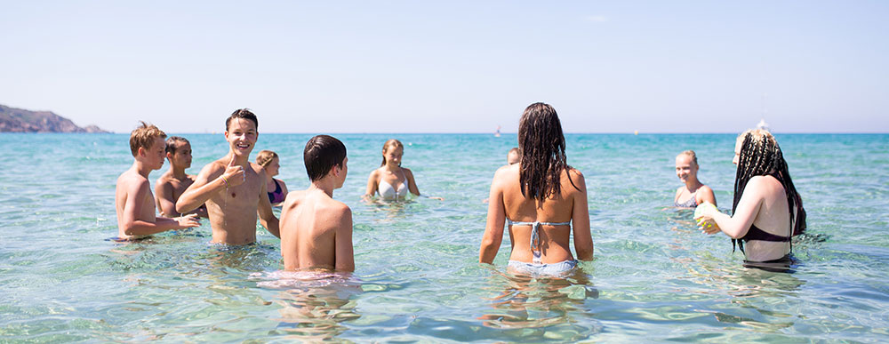 Teenies im Meer vor Korsika