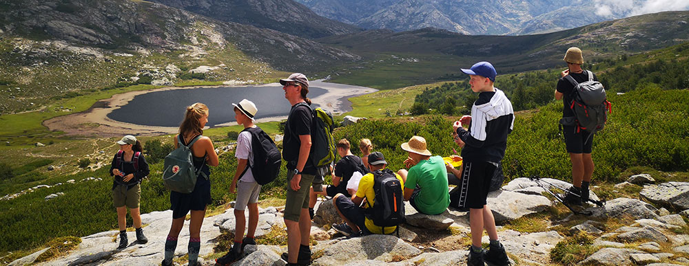 Familien wandern am Ninosee auf Korsika