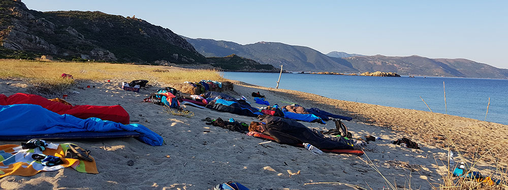 Teenies wachen am Strand von Korsika auf