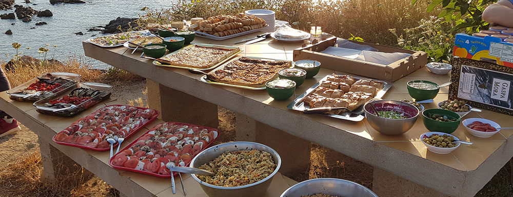 Buffet am Strand im Familiencamp Korsika