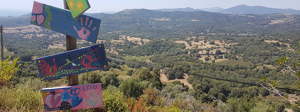 Wegweiser mit bunten Wanderschildern