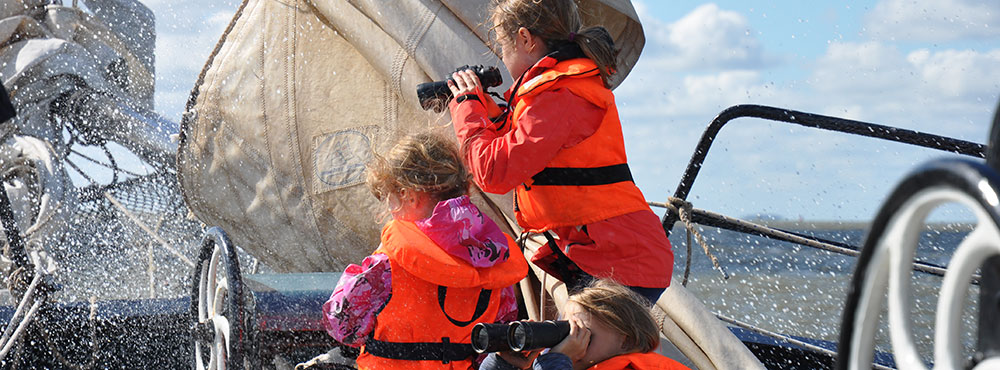 Kinder im Bug eines Plattbodenschiffs