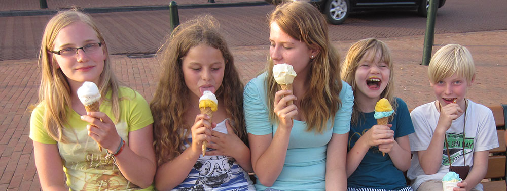 Kindergruppe beim Eisessen