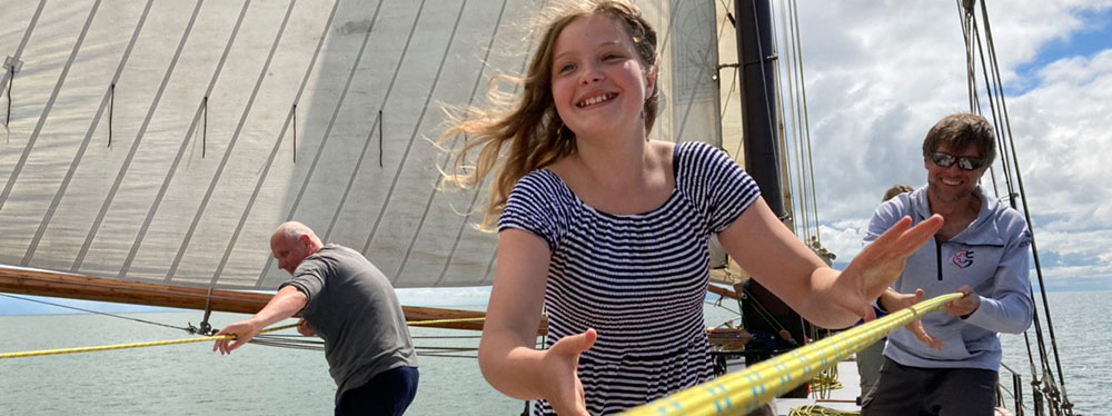 Familien helfen beim Segeln mit