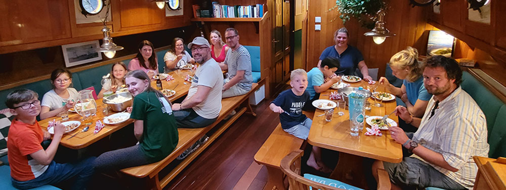 Familien helfen beim Segeln mit