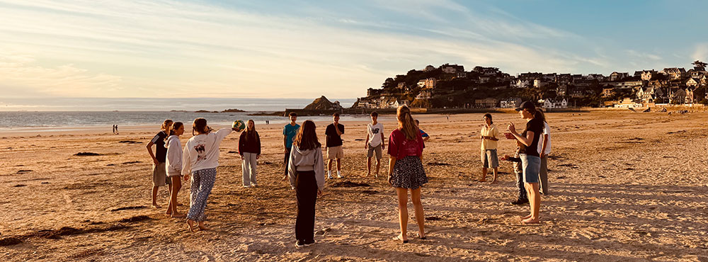 Kinder gehen mit Wasserspielzeug zum Strand