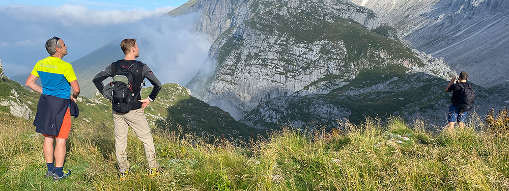 Wanderer in den Bergen in der Sonne