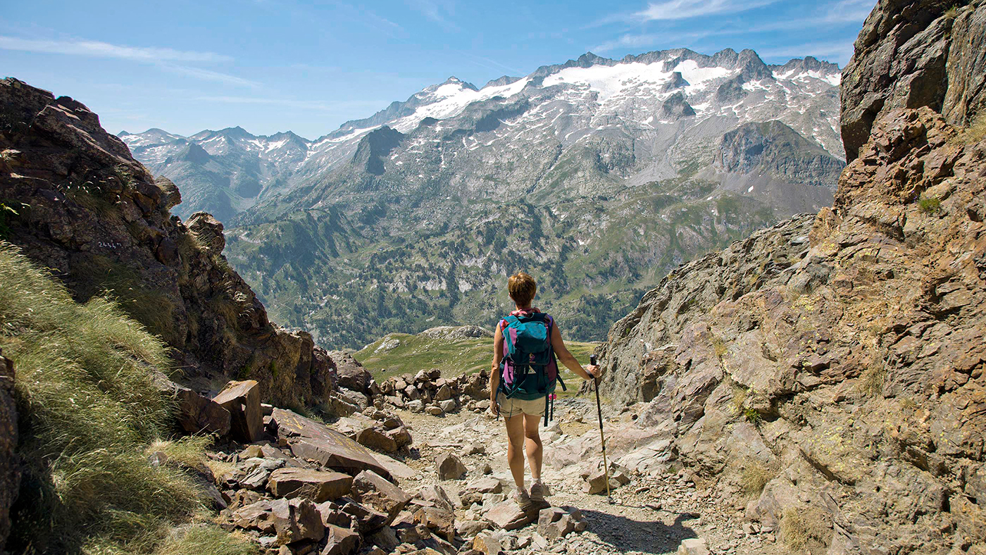 Wanderer genießt Aussicht auf den höchsten Pyrenäen-Gipfel Aneto