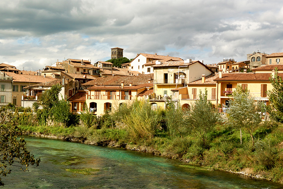 Die Altstadt von Rieti an einer Flussbiegung des Velino