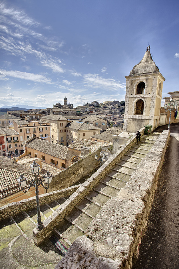 Artistisch schmiegen sich Häuser und Kirchen in Arpino entlang des Bergkamms