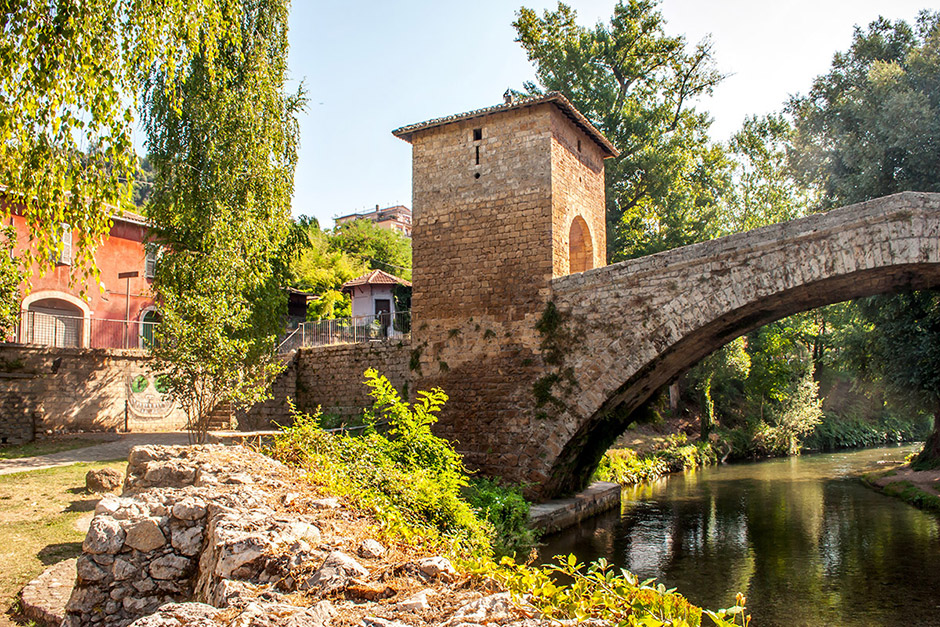 Über die mittelalterliche Franziskus-Brücke führt der Benediktweg in Subiaco