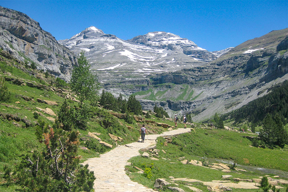 Wanderung im Ordesa-Tal. Im Hintergrund der Monte Perdido