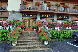 Eingangsbereich des Hotel Edelweiss in Torla