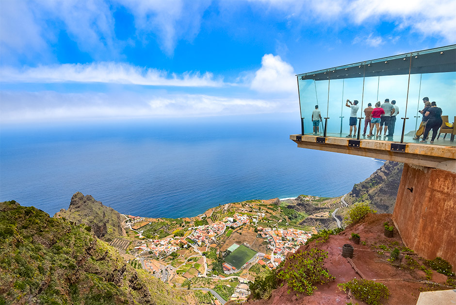 Skywalk im Glasbalkon in 900m Höhe bietet der Mirador de Abrante