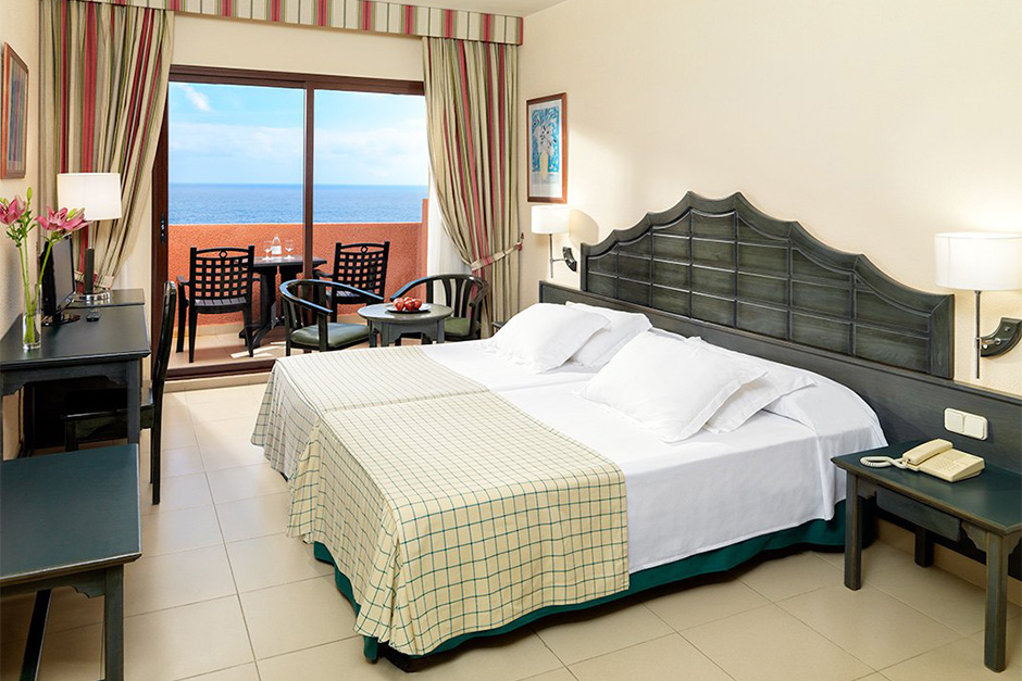 Doppelzimmer mit Meerblick in unserem Wanderhotel H10 Taburiente Playa