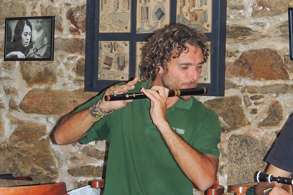 PURA-Reiseleiter Luis gibt eine Klangprobe auf der galicischen Flöte