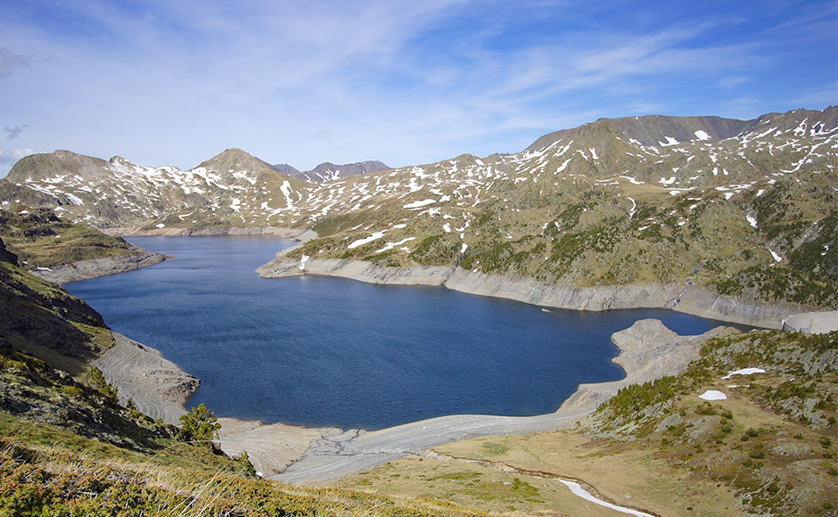 Der Lanoux-See im französischen Pyrenäen-Naturpark von Ariege