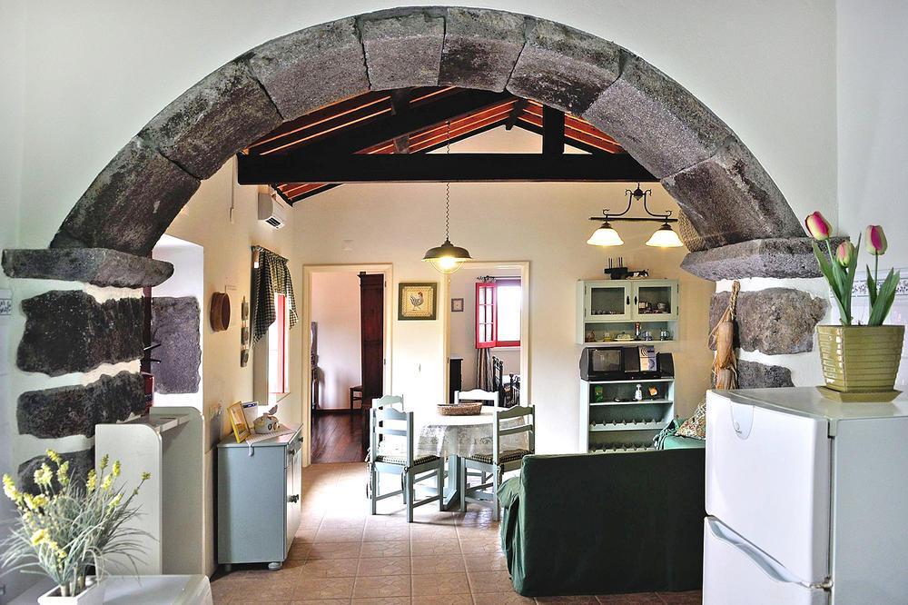Casas do Frade_Beispiel Wohn- und Essbereich mit Küchenzeile 2