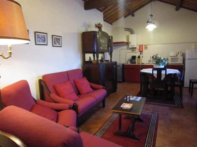 Casas do Frade_Beispiel Wohn- und Essbereich mit Küchenzeile