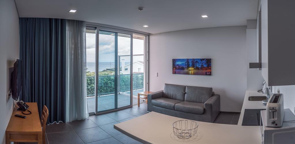 Whales Bay Apartments_Beispiel Aufenthaltsraum Küche Balkon