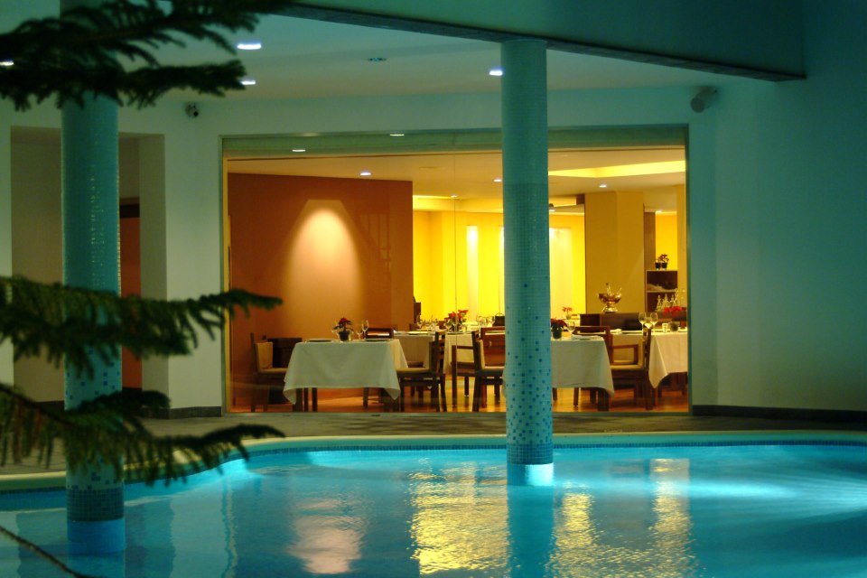 ​Hotel do Colegio_Pool mit Blick ins Restaurant