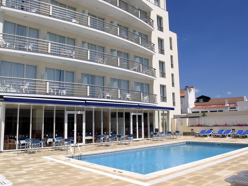 Hotel Vila Nova_Außenansicht mit Pool