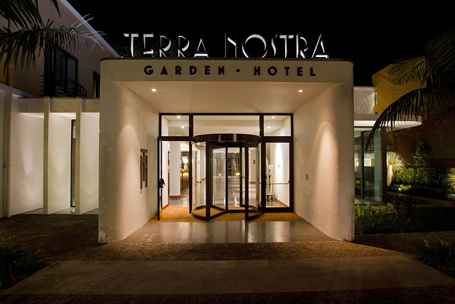 ​Terra Nostra Garden Hotel_Eingang bei Nacht