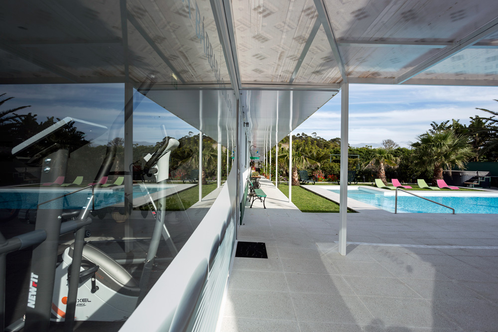 Quinta de Santa Barbara_Fitnessraum und Pool