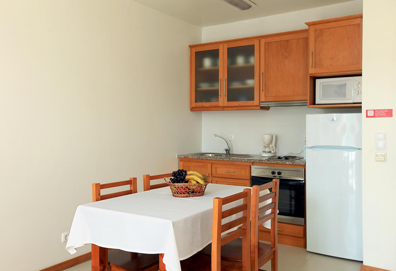 Acorsonho Apartments_Küchenzeile mit Essbereich
