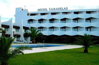 Hotel Caravelas_Außenansicht mit Pool