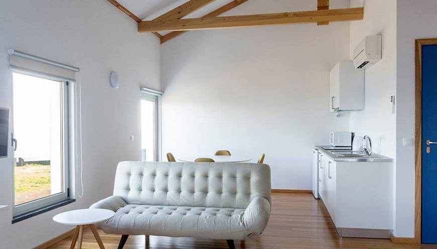 Lofts Azul Pastel_Beispiel Wohn- und Essbereich mit Küchenzeile