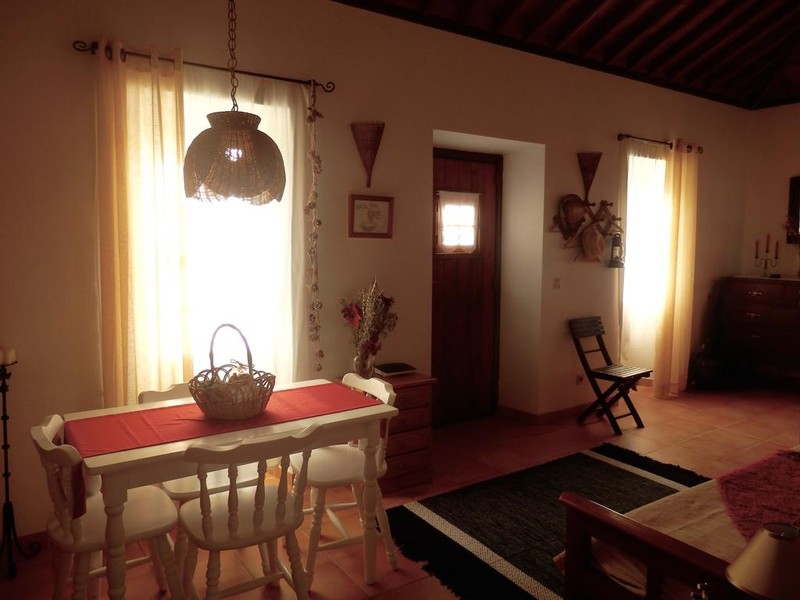 Casa do Norte_Küche mit Esstisch und Eingang