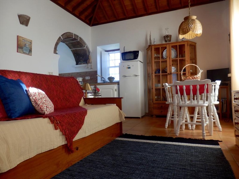 Casa do Norte_Küche mit Esstisch und Sitzecke