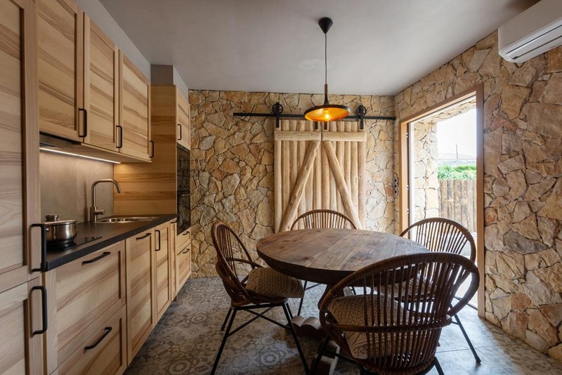 Azor Eco Lodge_Küche mit Tisch und Stühlen