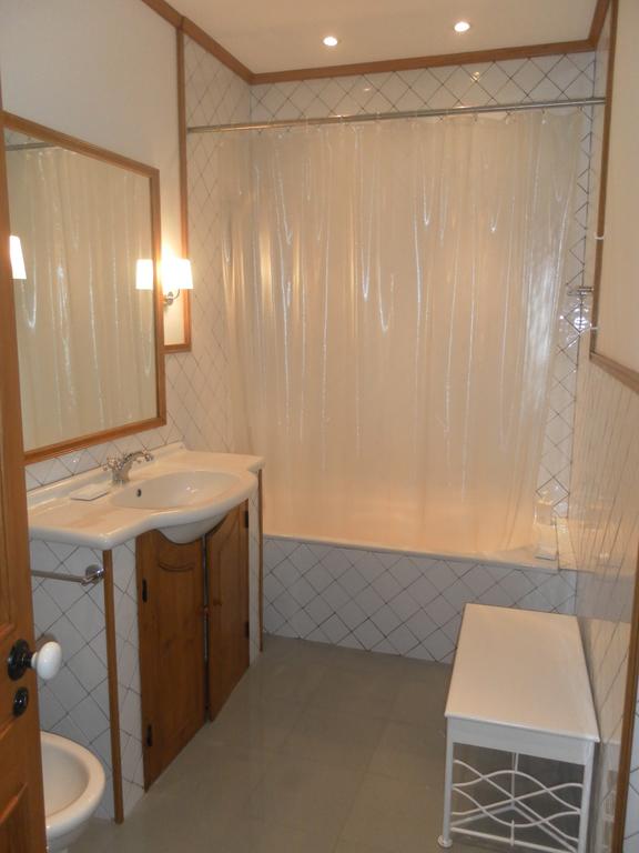Monte Ingles_bathroom_room with double bed