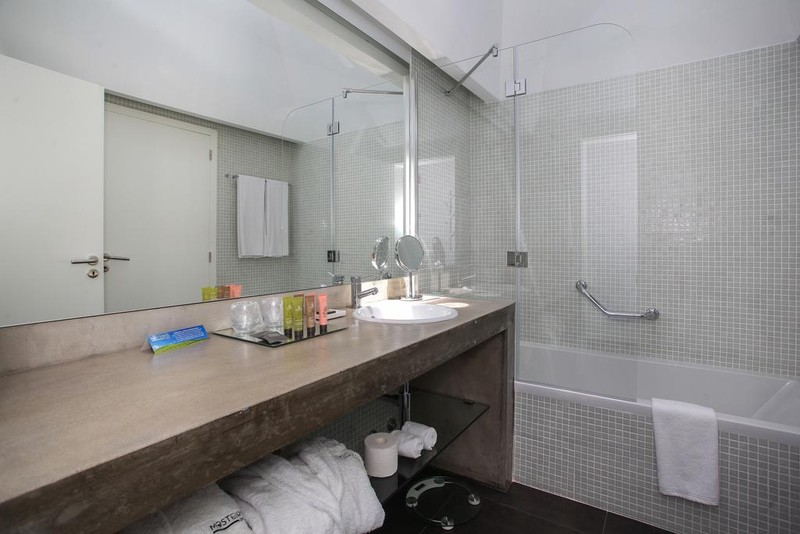 Mosteiros Place_bathroom example