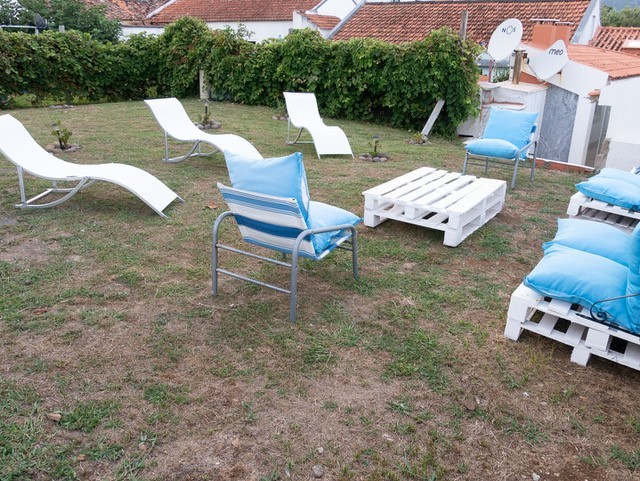 Acquamarina Flores_garden with loungers