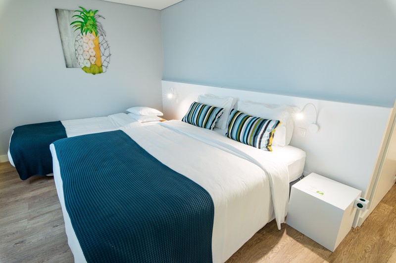Ilha hostel & suites_bedroom example with extra bed