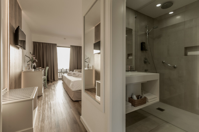 Caloura Hotel Resort_bathroom example
