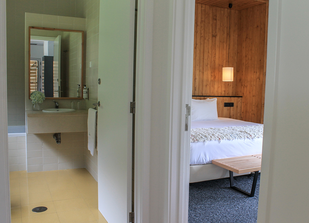 Furnas Lake Forest Living_sleeping room with bathroom example