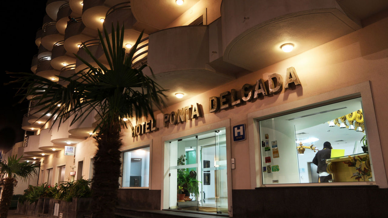 Hotel Ponta Delgada_entry front door