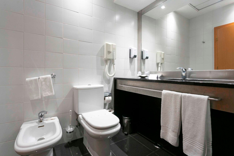 Hotel Colombo_Twin and double room bathroom