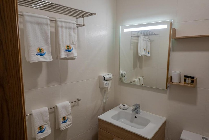 hotel nereida_double twin room_bathroom
