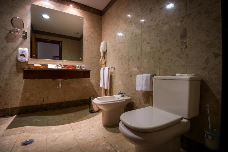 Hotel Camoes_bathroom example 2