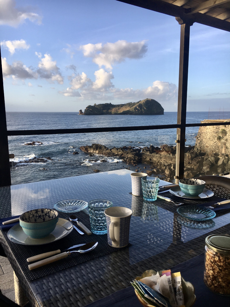 A Villa by the Sea_terrace breakfast