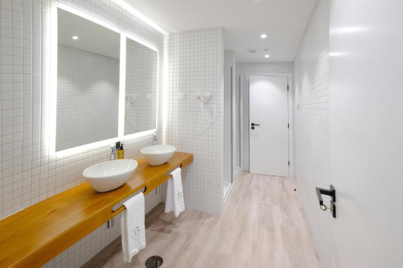Boa Nova Hostel_Camarata_Cagarro_bathroom