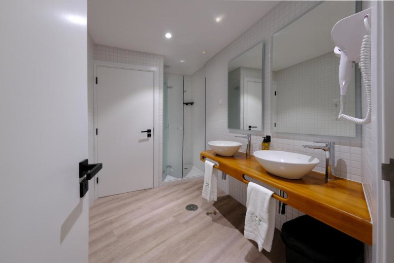 Boa Nova Hostel_Camarata_Gaivota_bathroom