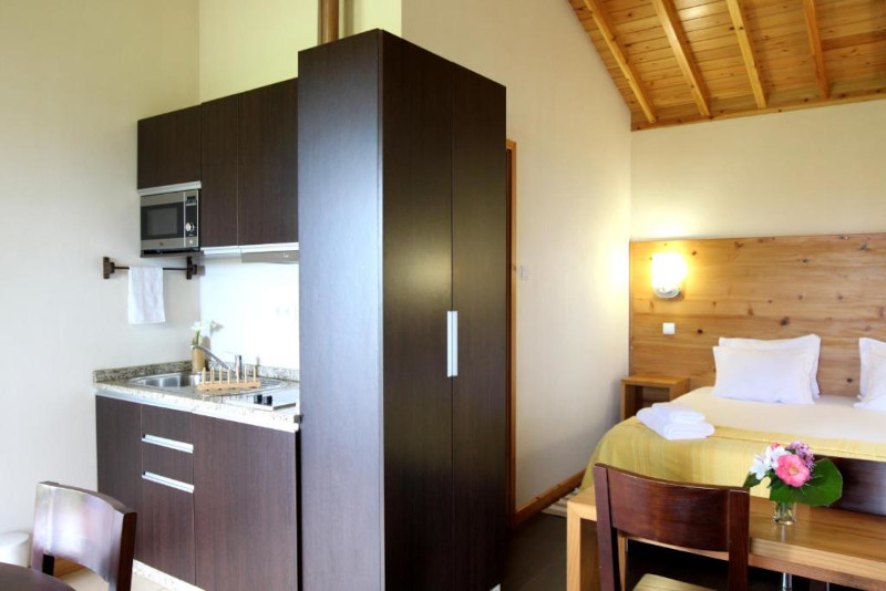 Casas Goulart_Casa avo Filomena Poente_kitchen and bed