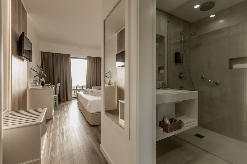 Caloura Hotel Resort_double room + WC.jpg
